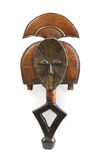 null 231 KOTA (Gabon) Reliquaire en bois et cuivre. Hauteur : 66 cm Provenance :...