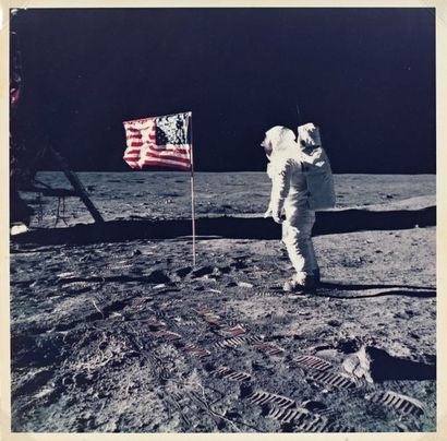 null 293 L’astronaute Buzz ALDRIN salut le drapeau américain : le premier à être...