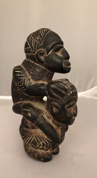 null 232 GUINEE-CONAKRY, Afrique de l’Ouest Deux personnages, statuette en pierre....