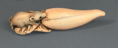 null Netsuke en ivoire représentant un rat mangeant une carotte.
Japon, XIXe siècle.
Longueur:...
