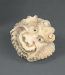 null Ogime en ivoire représentant une tête de dragon.
Japon, XIXe siècle.
Hauteur:...