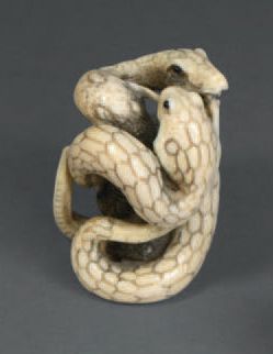null Groupe en ivoire représentant deux serpents affrontés.
Japon, XIXe siècle.
Hauteur:...
