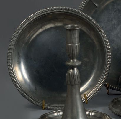 RENNES Jatte ronde à bordure godronnée.
Deuxième moitié du XVIIIe siècle.
Diamètre:...