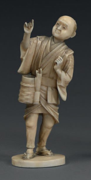 null Okimono en ivoire à décor d'un personnage avec un panier.
Japon XIXème siècle.
Signé.
Hauteur:...