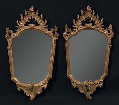 null Paire de miroirs en bois doré de forme mouvementée, à décor ajouré de feuillages...
