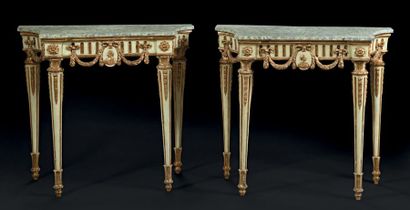 null Paire de tables consoles en bois peint et doré, de forme échancrée sur les côtés,...