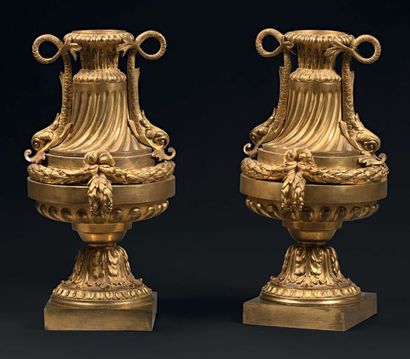 null Paire de grands vases d'ornement en bronze doré, à décor de dauphins et cannelures...