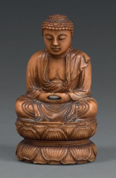 null Okimono représentant un Bouddha en méditation en ivoire teinté.
Signé.
Japon,...