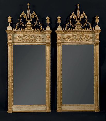 null Paire de beaux miroirs en bois peint et doré, les montants en colonne engagée...