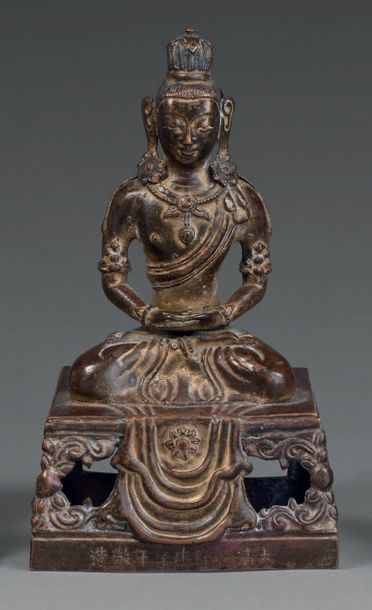 CHINE Bouddha en méditation en bronze à patine médaille et or.
Il est assis sur une...
