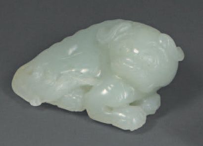 null Statuette en jade vert pâle représentant un qilin couché. Chine, XXe siècle...