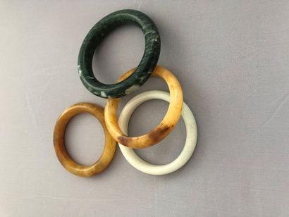 null Ensemble de deux bracelets en jade blanc, un vert épinard et deux en jade néphrite.
Diamètre:...