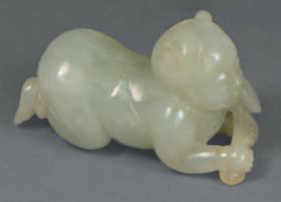 null Figurine en jade blanc représentant un enfant couché tenant un ruyi.
Chine,...
