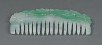 null Peigne en jade jadéite blanc vert à décor incisé de rinceaux.
Chine, XXe siècle.
Largeur:...