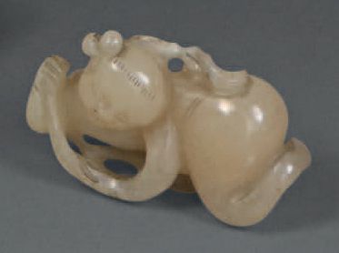 null Figurine en jade blanc représentant un enfant couché sur le coté.
Chine, XXe...