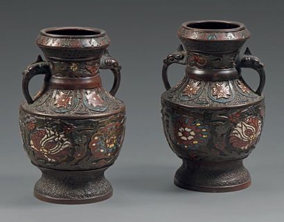 CHINE Paire de vases en bronze à décor en émail cloisonné de fleurs, deux anses en...