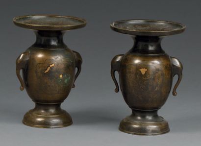 JAPON Paire de vases en bronze à patine brune à deux anses à tête d'éléphant stylisée...