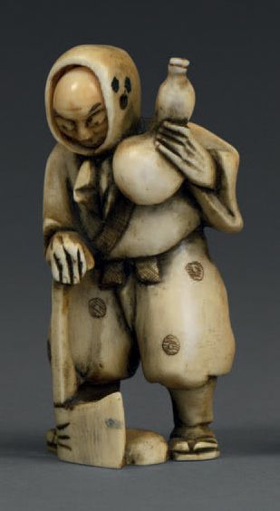 null Netsuke en ivoire représentant un homme à la hache avec tête pivotante.
Signé.
Japon,...