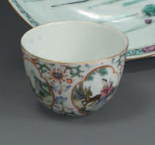 null Paire de bols en porcelaine émaillée polychrome à décor de réserves ornées de...