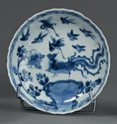 null Paire de coupelles en porcelaine bleu blanc à décor de phénix, d'oiseaux, de...