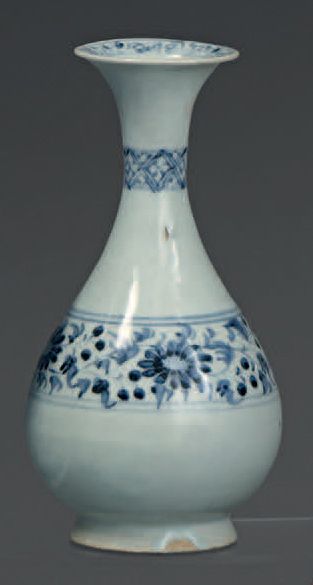 null Petit vase balustre en porcelaine bleu blanc à décor de fleurs.
Chine (éclats...