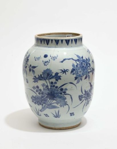 CHINE Vase, décor en bleu sous couverte de pivoines, d'insectes et d'oiseaux.
XVIIe...