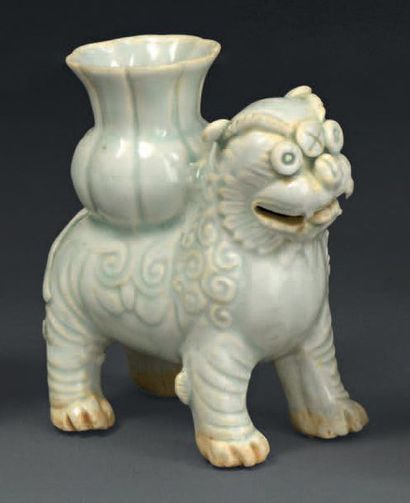 null Bougeoir de type qinbai en forme de qilin debout.
Chine, dynastie Song (960-1279)...
