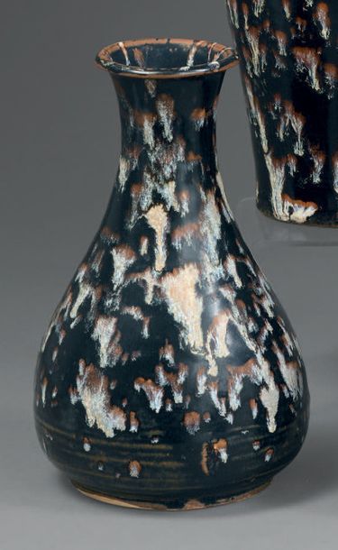 null Vase de forme yuhuchunping en grès émaillé brun, noir et beige à décor dit “d'écailles...