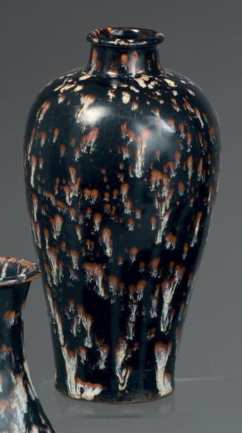 null Vase de forme meiping en grès émaillé brun, noir et beige à décor dit “d'écailles...