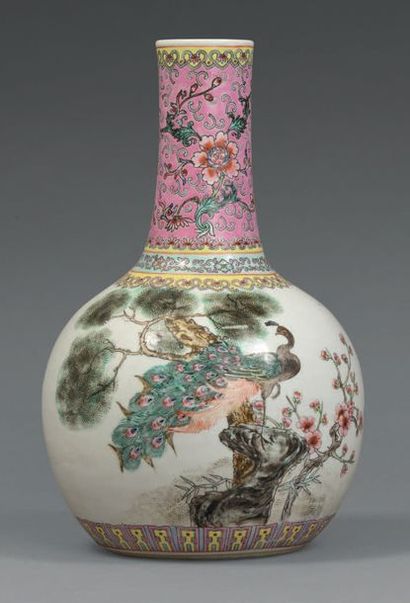 CHINE Vase en porcelaine polychrome de la Famille rose à décor de pivoines sur le...