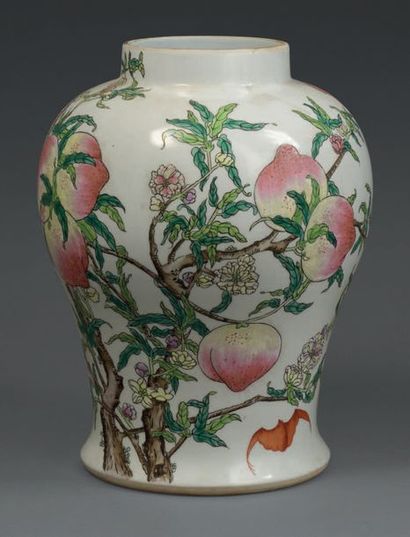 CHINE (genre de) Vase balustre en porcelaine à décor polychrome de neuf pêches et...