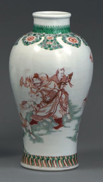 null Vase balustre en porcelaine à décor polychrome de personnages se battant dans...