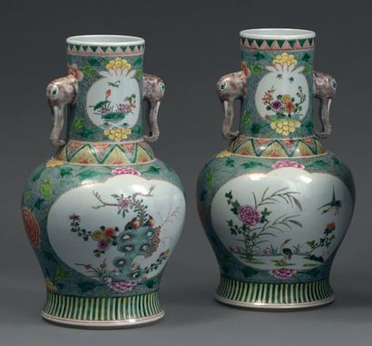 null Paire de vases balustre en porcelaine à décor polychrome de médaillons polylobés...