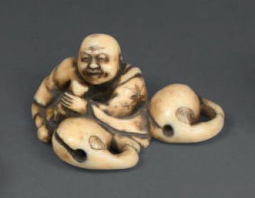null Netsuke en ivoire représentant un homme assis.
Japon, XIXe siècle.
Hauteur:...