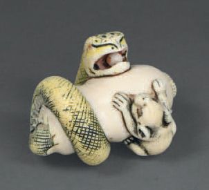 null Netsuke en ivoire représentant un serpent attaquant un rat.
Japon, XIXe siècle.
Signé.
Longueur:...