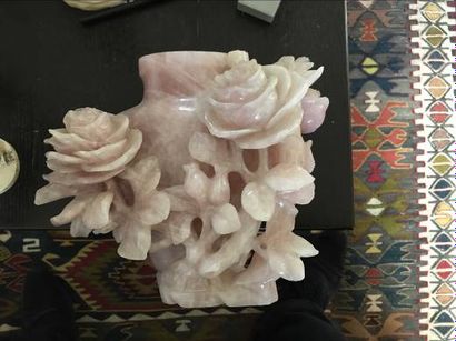 null Vase couvert en quartz rose a décor en relief de fleurs

Travail Extrême-Or...