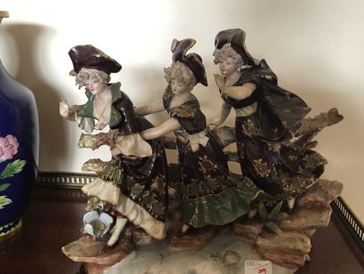 null Groupe en biscuit à décor de trois femmes et fleurs en relief. Début XXe, travail...