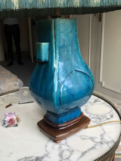 null Vase en porcelaine à décor turquoise monté en lampe. Style Extrême Orient