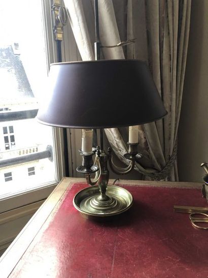null Lampe bouillote en laiton doré à trois bras de lumières. Style Louis XVI