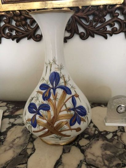 null Vase en porcelaine à décor de fleurs polychrome et or