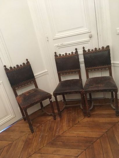 null Trois chaises en bois naturel sculptées avec garniture en cuir.

Style Henry...