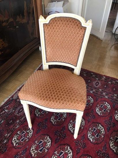 null Suite de six chaises en bois laqué crème, pieds cannelés. Style Louis XVI