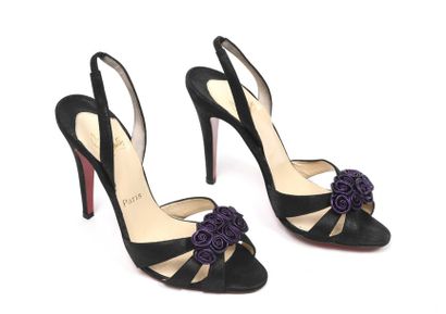 null Christian LOUBOUTIN : sandales en daim noir avec motif de roses stylisées violettes....