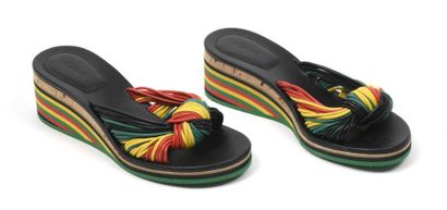 null CHLOE : sandales avec liens rouges noirs et jaunes, talon en liège et gomme...