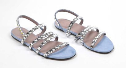 null GUCCI : sandales en daim bleu ciel brides parsemées de cristaux de Swarovski...