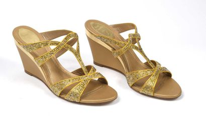 null René CAVAOLLI : sandales en cuir jaune recouvert de strass de Swarovski argenté...