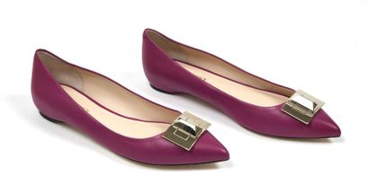 null Emilio PUCCI : ballerine en cuir fuchsia, boucle rectangulaire en métal argenté....