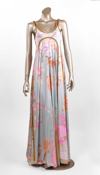 null LEONARD : robe logue évasée en soie mikado à motifs de pivoines roses sur fond...