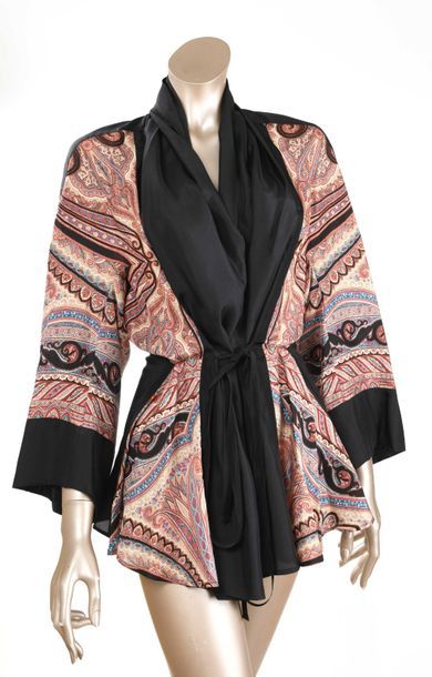null ETRO – Roberto CAVALLI : lot comprenant une veste kimono en soie noire à motifs...