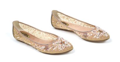 null René CAOVILLA : ballerines en cuir et tissus beige rebrodé de perles et paillettes....